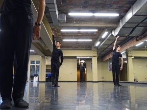 Para penai Shen Yun Touring Company ada kelas di studio di lantai teratas dari Detroit Opera House. Dari kiri: Xinghao Che, Daniel Jiang, dan Alan Lee. (foto oleh penari Piotr Huang)
