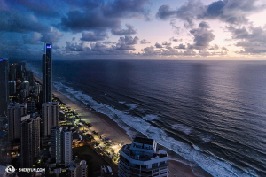Masih di bawah, tampil di Gold Coast yang indah, anggota Shen Yun World Company mengabadikan pemandangan hari baru dari lantai 63 hotel. (Foto oleh penari Lily Wang)
