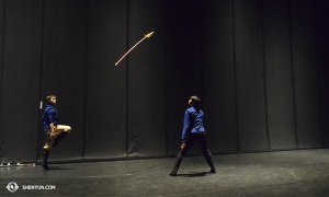 Penari Jim Chen (kiri) dan Jacky Pun berlatih di Perancis Aix-En-Provence sebelum show. (Foto oleh penari Ziyuan Fu)