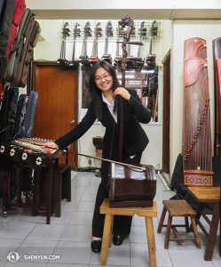 Dan Shen Yun World Company tiba di Taiwan setelah enam minggu ke selatan. Erhu solo Linda Wang mengambil kesempatan untuk membunyikan sebuah erhu bass di toko alat musik Tiongkok di Taipei. (Foto oleh suona pemain Stella Yu)
