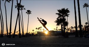 Penari utama Angelia Wang di luar Long Beach Terrace Theater. (Foto oleh penari Nancy Wang)