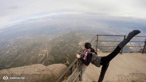Di luar Barcelona, Shen Yun International Company mencapai puncak tertinggi pada pemandangan dari gunung Montserrat. Dancer: Chunqiao Cai. (Foto oleh proyektor Annie Li)