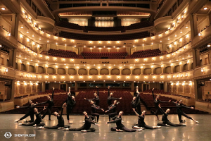 Para gadis hanya sedang bersenang-senang - Shen Yun Touring Company di Fort Worth Bass Pertunjukan Balai di Texas. (Foto oleh Tim Wu)