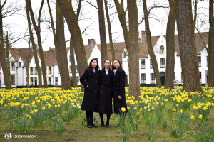 Penari Yi-Qian Shi, Chunqiao Cai, dan Connie Kuang menikmati kebun bunga segar di kota tua Bruges. (Foto oleh penari Diana Teng)