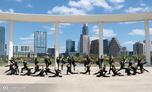 Pada hari terakhir dari pertunjukan di Texas, para enari Shen Yun Touring Company berpose untuk foto ini di luar The Long Center for the Performing Arts  di Austin. (Foto oleh Helen Li)