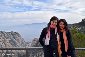 Penari utama Miranda Zhou-Galati dan Daoyong Zheng berpose di depan pemandangan yang  mendebarkan pada ketinggian@ 975 meter. (Foto oleh Diana Teng)