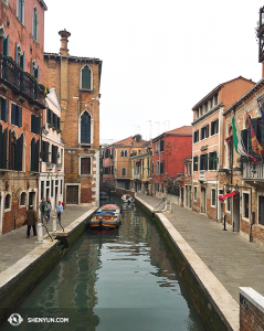 Lihat dari salah satu dari 409 jembatan di Venice. (Foto oleh proyektor Annie Li)