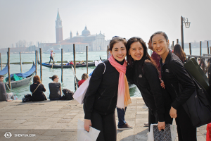 Para penari (dari kiri) Miranda Zhou-Galati, Diana Teng, dan Chelsea Cai di Venice. (Foto oleh Olivia Chang)