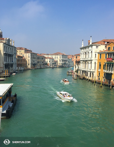 Ini diambil di wilayah Dorsoduro Venesia dari jembatan Ponte dell'Accademia. (Foto oleh proyektor Annie Li)