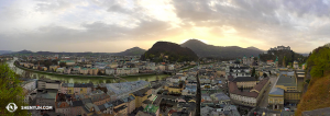 Panorama pemandangan bersejarah Salzburg. Festspielhaus teater, di mana Shen Yun International Company kan tampil, adalah bangunan kuning di sebelah kanan. (Foto oleh proyektor Annie Li)