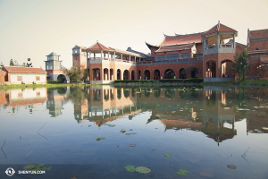 Sementara itu, di Asia, Shen Yun World Company menyelesaikan pertunjukan di Taiwan dan menuju ke Jepang. Bangunan yang menarik ini sebenarnya salah satu teater Taiwan - Chiayi Performing Arts Center. (Foto oleh penari Stephanie Guo)