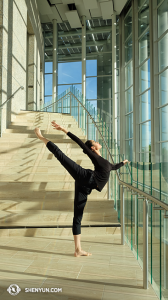 Penari Utama Angelia Wang melakukan pemanasan di Valley Performing Arts Center di Northridge, California. (Foto oleh penari Nancy Wang)