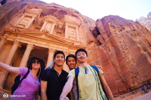 Dan terus ke kota kuno Jordan Petra di mana mereka bertemu seorang wanita muda yang merupakan satu-satunya turis lain yang ke sana hari itu. 