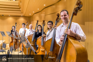 Seksi keseluruhan double bass , dari kiri: Juexiao Zhang, Wei Liu, Yu Deng, Hui-Ching Chen, TK Kuo, dan Juraj Kukan.