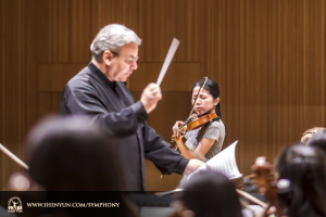 Konduktor Milen Nachev dan soloist Fiona Zheng mengadakan rehearsal Introduction and Rondo Capriccioso by Camille Saint-Saëns. (foto oleh TK Kuo)