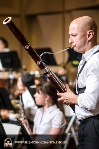 Bassoonist Jan Urbanowicz menyiapkan diri di Changhua County, Yuanlin Performance Hall - Taiwan.