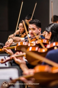 violinist utama Stepan Khalatyan adalah satu-satunya yang berkerja sama dengan kameraman selama gladi bersih di Taichung Chung Hsing Hall, Taiwan.