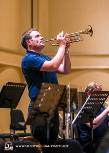 Trumpeter utama Eric Robins melakukan pemanasan sebelum tampil di Taiwan’s Chiayi City Cultural Center Music Hall.
