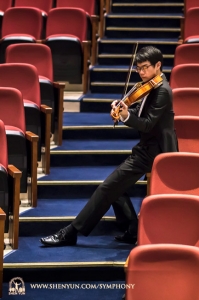 Violist Tongsheng Ye melakukan pemanasan di Taoyuan’s Zhongli Arts Hall, Taiwan.