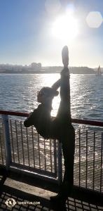 Agar tidak terganggu oleh sinar matahari dan pemandangan air Florida , Daisy Wang menunjukkan kepada kita bagaimana untuk menjepret dari Fisherman Wharf San Francisco.