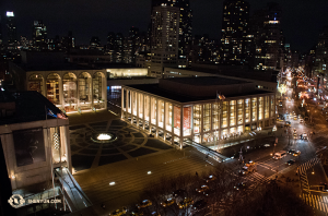 Suatu pemandangan sore hari di Lincoln Center dari atas. (Foto oleh Annie Li)
