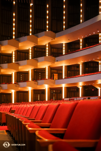 Di Ottawa, sementara itu, Shen Yun World Company tampil di National Arts Centre ibukota Kanada ini. (Foto oleh penari Ben Chen dan Jeff Chuang)