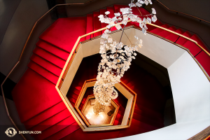 Segala sesuatu perihal desain di National Arts Centre adalah berbasis heksagon, dari tata letak lantai ke logo ke tangga. (Apakah masih berupa spiral Fibonacci jika itu dibuat segi enam?) (Foto oleh Ben Chen dan Jeff Chuang)