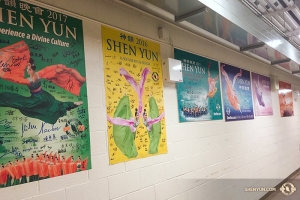 Shen Yun World Company mengakhiri tur Kanadanya yang pertama di Living Arts Centre, Mississauga, di mana Shen Yun memiliki sejarah saat-saat tampil - menyaksikan koleksi di belakang panggung poster-poster ber-tandatangan mulai 2012-2017. Shen Yun masih akan ke Vancouver tanggal 29 Januari dan ke Toronto 28 Februari