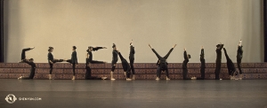 Dan di Washington, DC, Shen Yun Internasional Company tampil di Kennedy Center. Pemain terompet Sean Lin (kiri) dan Eric Robins yang penuh kegembiraan untuk pergi. (Foto oleh Hiro Kobayashi) 