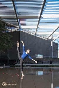 Penari Utama Cheney Wu menikmati kedatangan tiba-tiba musim panas di Dallas, di mana Shen Yun World Company tampil pekan lalu. (Foto oleh penari Stephanie Guo)