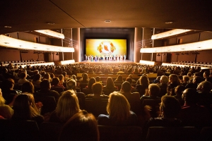 Para artis di AT&T Performing Arts Center, Winspear Opera House di Dallas, Texas. Sebagian besar dari 12 pertunjukan tiket terjual seluruhnya.