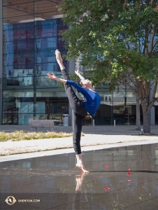 Shen Yun tampil dua belas kali dalam sembilan hari di AT&T Performing Arts Center, di mana cuaca lebih dari 70-an atas, sambutan hangat setelah musim dingin selama berminggu-minggu di Kanada. (Foto oleh Stephanie Guo)