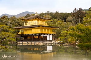 Anda mungkin mengenali satu ini dari Mac homescreen image yang populer. Atau Anda bisa membuatnya jadi milik Anda. Kinkaku-ji Temple di Kyoto. (Foto oleh penari utama yang dibesarkan di Jepang Kenji Kobayashi)