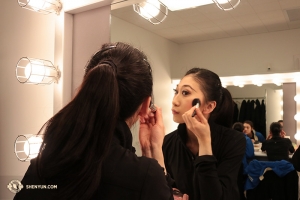 Helen Li membenahi sepatu dansa nya. (Foto oleh Diana Teng)