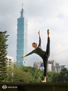 Penari utama Angelia Wang berpose untuk mencocokkan gedung pencakar langit yang super tinggi: Taipei 101. Di sini, ia memperagakan zǐ Jin Guan (紫金 冠), atau 