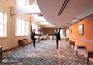 Penari Cherie Zhou (kiri) dan Diana Teng melakukan pemanasan sebelum pertunjukan di The Hippodrome Theatre di Baltimore. (Foto oleh penari Helen Li)