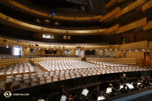 Kami kembali ke Shen Yun World Company.. Setelah Chicago, rombongan menuju ke ibukota Wisconsin dan siap untuk dua pertunjukan di Madison Overture Center for the Arts. (Foto oleh penari Jeff Chuang)