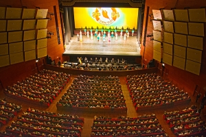 Kita memulai minggu ini di Italia, di mana Shen Yun World Company menggebrak tur Eropa 2017 dengan tiga pertunjukan di Milan yang terjual habis tiketnya.