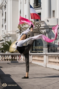 Dan di balik seberang laut, Shen Yun World Company mengadakan pertunjukan pertama tahun ini di Prancis. Penari utama Lily Wang. (Foto oleh penari Stephanie Guo)