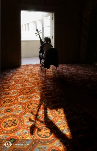 Dalam lobi sejuk dari Phoenix Orpheum Theatre, Liang Yu berlatih pipa nya, atau empat senar Tiongkok 