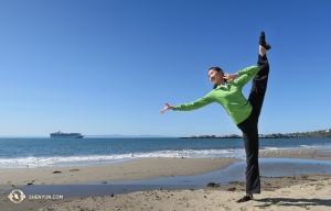 Penari Utama Elsie Shi di pantai Santa Barbara. (Foto oleh penari Hannah Rao)