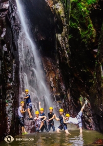 Mereka juga ikut memanjat tebing dan tur hutan lebat di Puerto Riko. (Foto oleh Felix Sun)