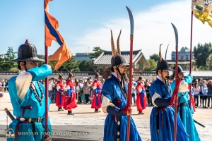 Dan menyaksikan pergantian penjaga di Istana Gyeongbokgung, Seoul. (Foto oleh TK Kuo)
