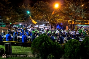 Musim gugur di luar rumah dan meja komunal panjang dibuat untuk malam yang menyenangkan. (Foto oleh bassisis Steven Louie)