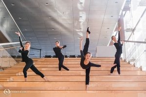 Penari Utama Michelle Lian, Hsiao-Hung Lin, Angelia Wang dan Evangeline Zhu (dari kiri ke kanan) dalam pose elegan di atas tangga di Toronto.
