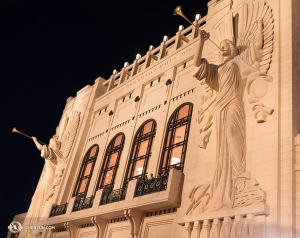 Sedangkan, Perusahaan Shen Yun World mengunjungi Fort Worth, Texas, dimana tiga pertunjukan terjual habis. Bass Performance Hall, yang dibangun berdasarkan rumah opera klasik Eropa, memiliki dua patung bidadari setinggi hampir 15 meter yang menghiasi bagian depan bangunan. (Foto oleh Pemain selo Danielle Wang)