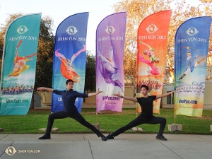 Kedua penari Danny Li dan Henry Hong (kanan) berpose di depan lima spanduk Shen Yun yang warna-warni di Escondido. Saat ini, grup tersebut sedang berada di London untuk 14 pertunjukan dengan tiket yang terjual habis! (Foto oleh penari Tony Zhao)