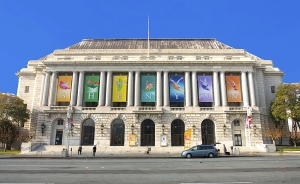 War Memorial Opera House merupakan tempat pilihan untuk Shen Yun International Company di San Francisco. Tahun ini, mereka menikmati delapan kali pertunjukan dengan karcis terjual habis. Gambar mana yang lebih Anda sukai, siang hari atau malam hari?