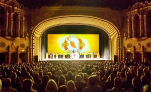 Gambar di atas merupakan gaya arsitektur Baroque Spanyol dari Orpheum Theater di Phoenix, Arizona. Shen Yun Touring Company melakukan delapan pertunjukkan di tengah mural dan ornamen ukir yang rumit ini.