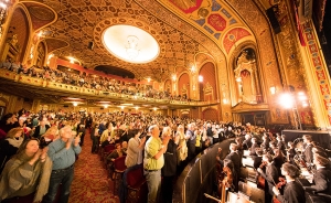 Dua pertunjukan kami di Pulau Rhode terjual habis tahun ini. Shen Yun memeriahkan panggung Providence Performing Arts Center yang memiliki kapasitas 3000 tempat duduk yang terdaftar di National Register of Historic Places. Pada tahun 1998, keindahan interior teater ini dipugar balik ke kemegahan aslinya pada 1928.